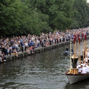 Approaching Teddington with crowds galore!