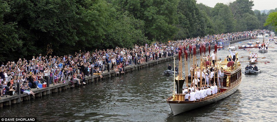 Approaching Teddington with crowds galore!