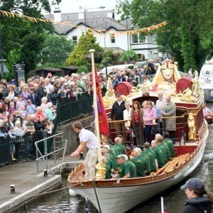 The packed bankside at Boulters Lock. Crowds viewing Gloriana