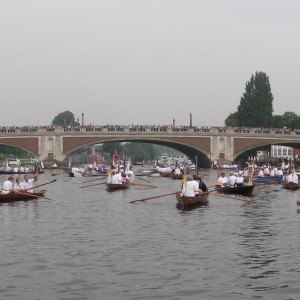 Flotilla 1 and Hampton Court Bridge crowds