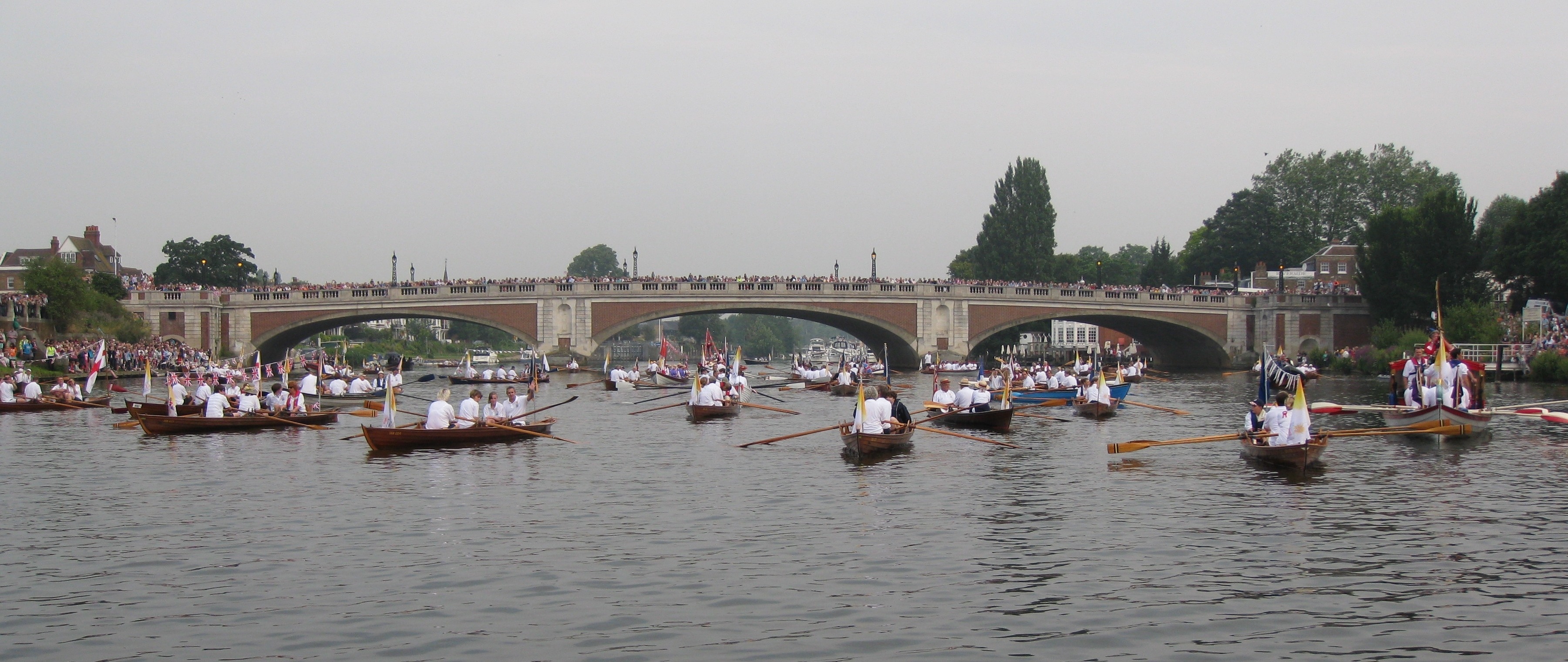 Flotilla 1 and Hampton Court Bridge crowds