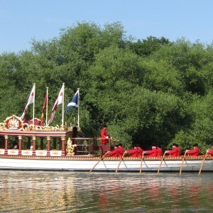 Gloriana and the Royal Watermen crew side view