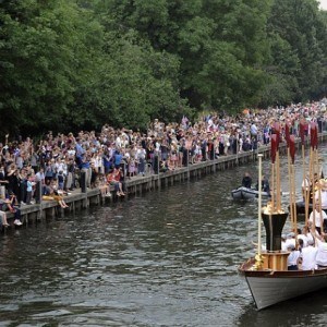 Teddington Lock crowds