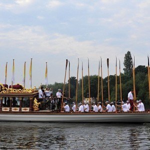 Turning from Hampton Court Palace