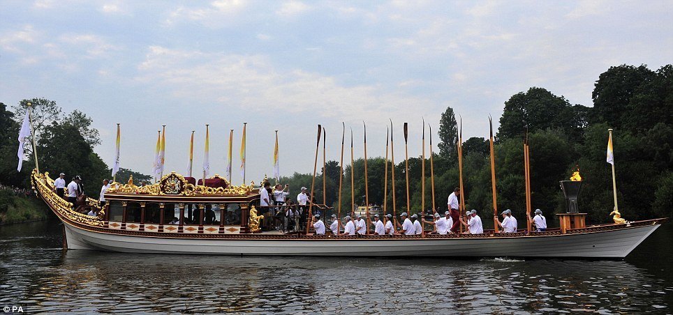 Turning from Hampton Court Palace