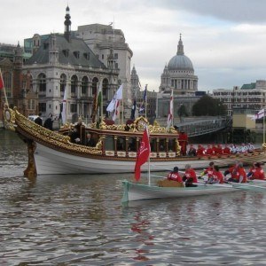 Ahoy there! An accompanying crew stop in front of St Paul's Cathedral