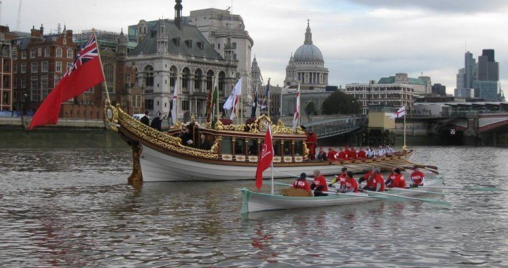 Ahoy there! An accompanying crew stop in front of St Paul's Cathedral