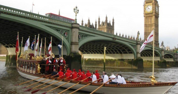 Gloriana transports the Lord Mayor past the Palace of Westminster